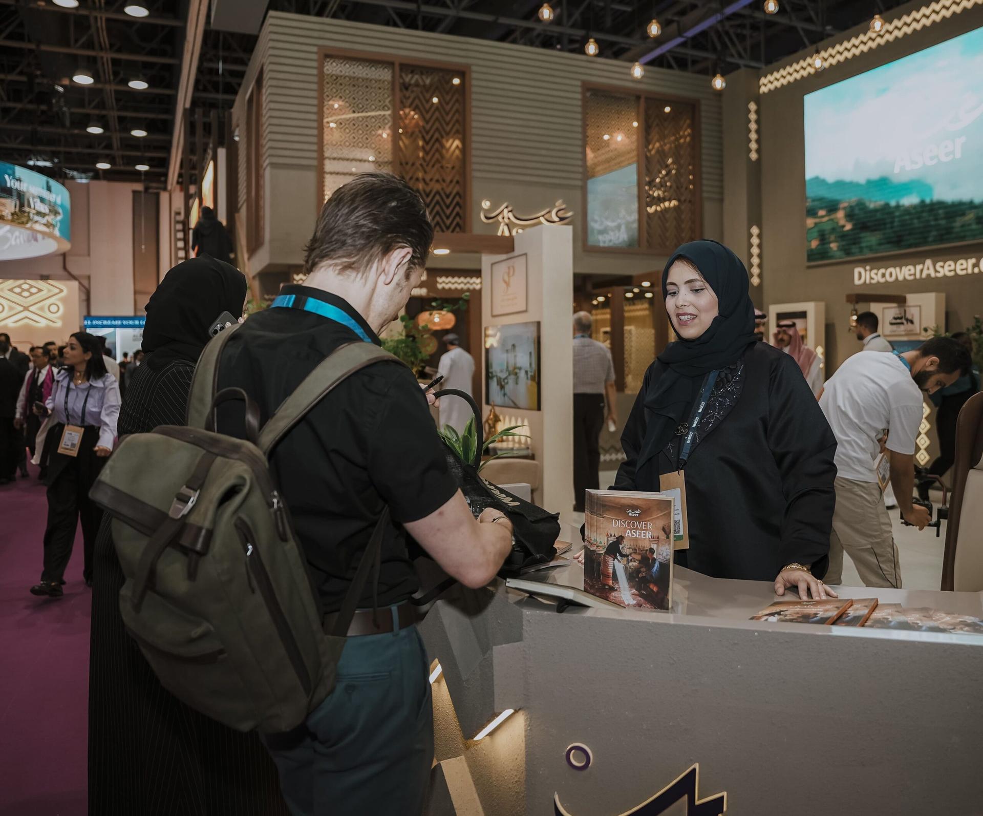 <p>وانطلاقًا من التزامها برؤية السعودية للسياحة الوطنية، تواصل عسير جهودها في تط