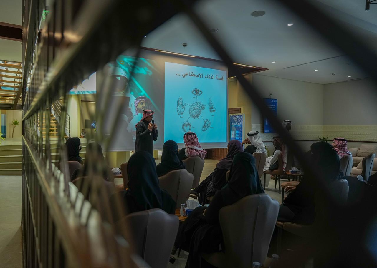 وشهدت الورشة تفاعلًا من المشاركين، مع طرح نماذج وأمثلة تسهم في دعم التحول الرقمي